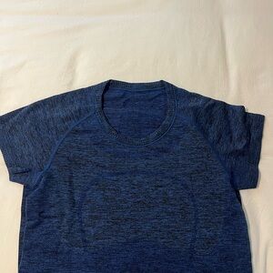 Lululemon Swiftly Tech Short-Sleeve Shirt Hip Length
Womens size 6
Heather blue